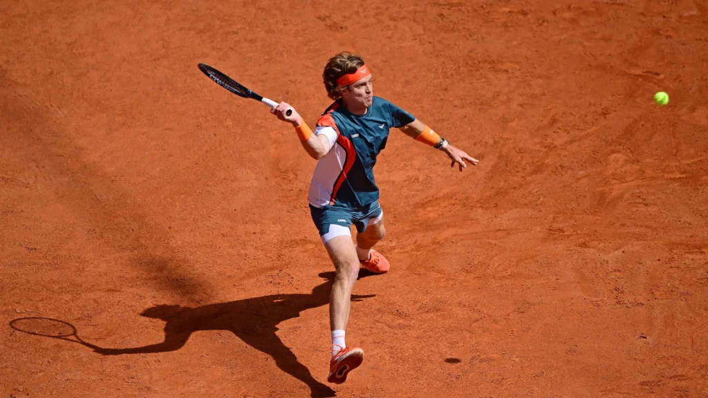 Four tennis players in action on clay courts during the Hamburg 2025 tennis highlights semi-finals.