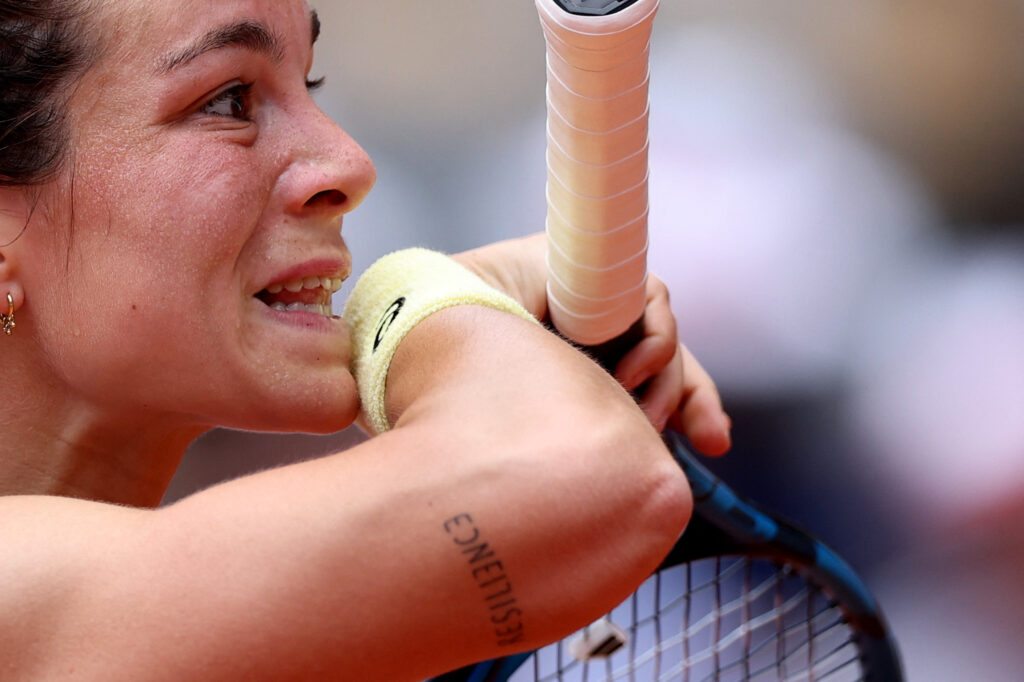 Loïs Boisson celebrates her stunning upset victory at Roland Garros, defeating Jessica Pegula on Philippe Chatrier court.